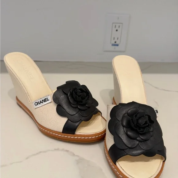 CHANEL Black Floral Women's Slides - Picture 4 of 15